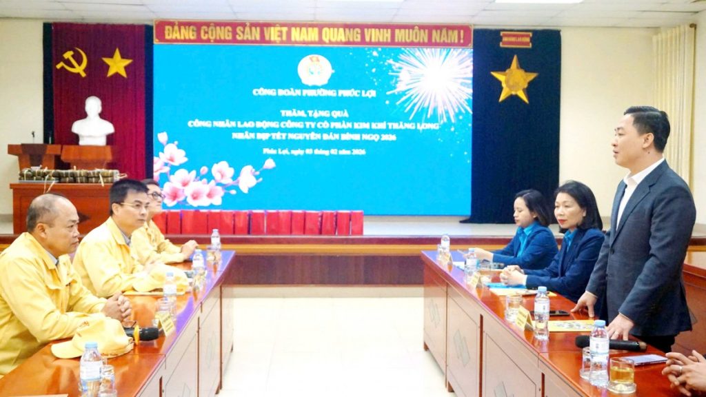 Công đoàn phường Phúc Lợi thăm, tặng quà Tết động viên người lao động trước thềm Xuân Bính Ngọ